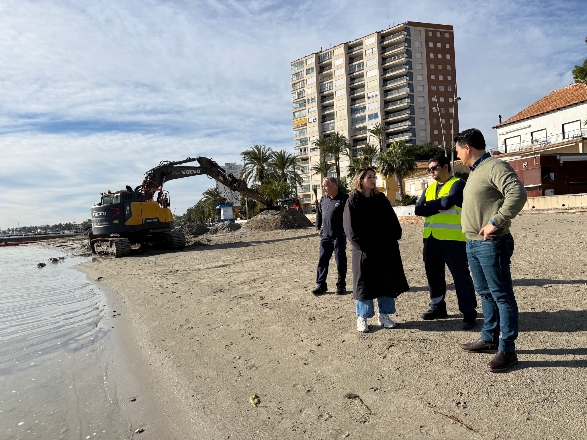 El Ayuntamiento procede a las labores de remangue de las playas 